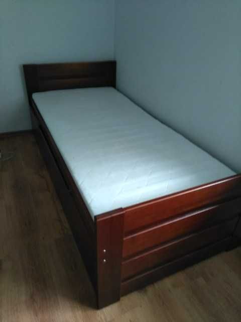 Drewniane łóżko jednoosobowe z możliwością rozłożenia