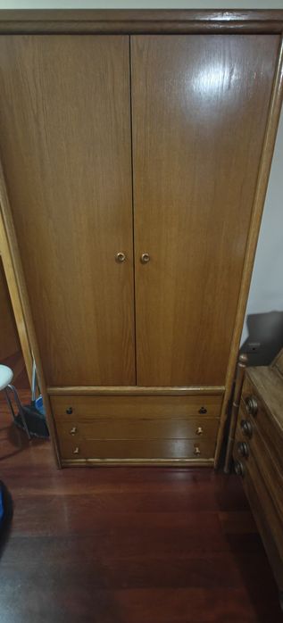Roupeiro de madeira 3 gavetas - 50€
