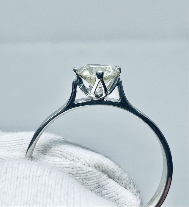 Золота каблучка з натуральним діамантом 0.55 карат.