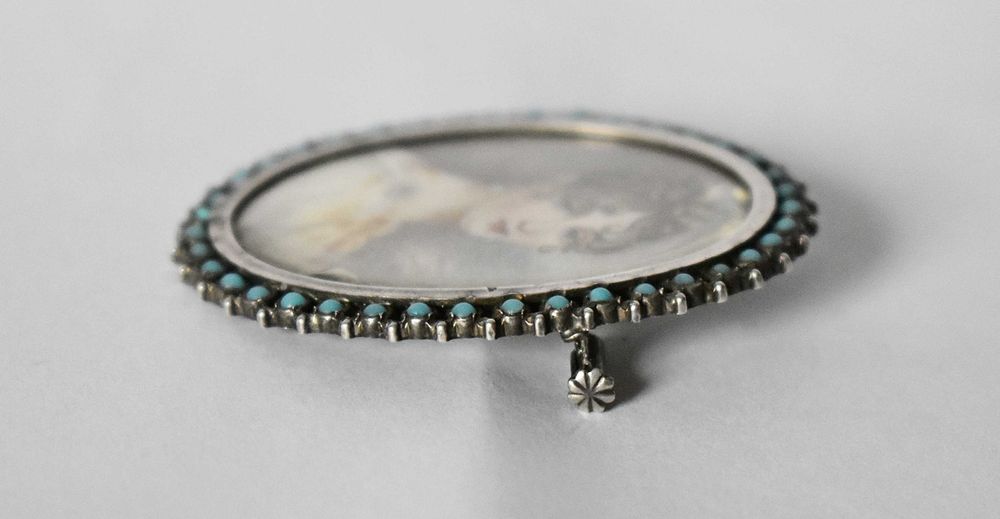 Antyczna broszka z portretem młodej kobiety