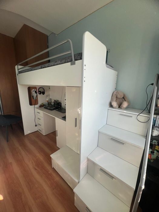 Świetne łóżko piętrowe z biurkiem i szafkami