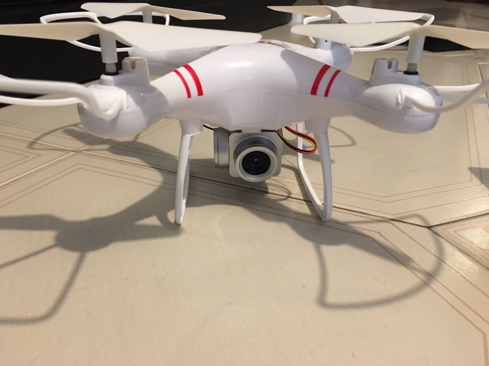 Drone branco com câmara