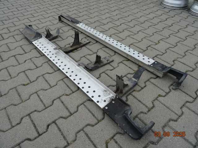 Suzuki Grand Vitara II 3D 2005- Próg Progi Boczne Stopnie Listwy Kpl