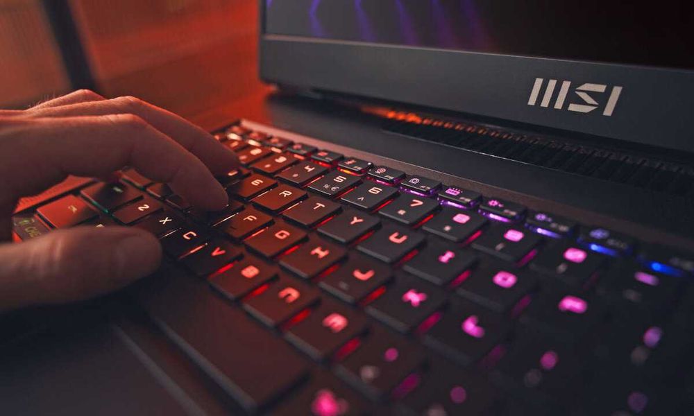 MSI Titan GT77HX 17.3 144Hz i9-13980HX 64GB RAM 2TB SSD RTX4080 Win11