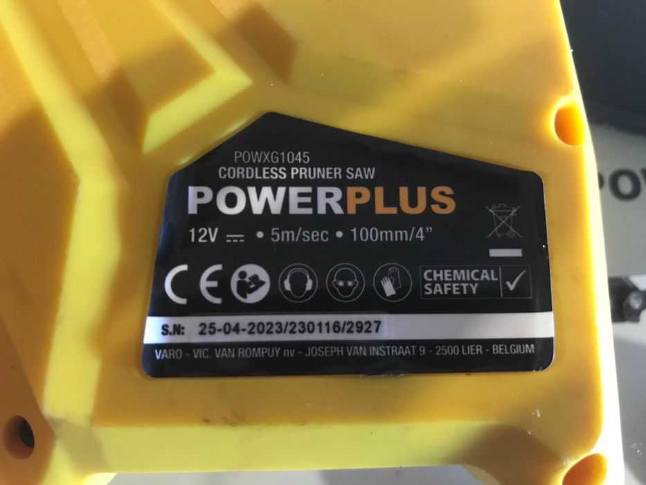 Пила акумуляторна одноручна Powerplus POWXG1045 12V + 2 батареї 2Ah