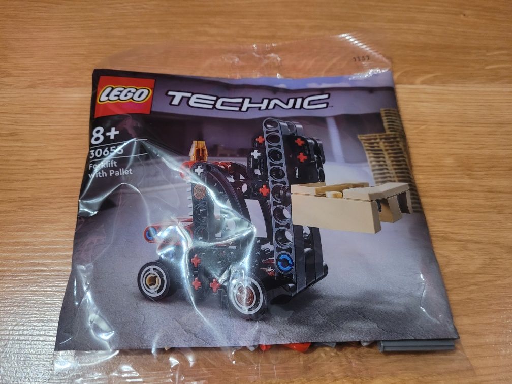 Lego Technic Wózek widłowy z paletą - NOWY.