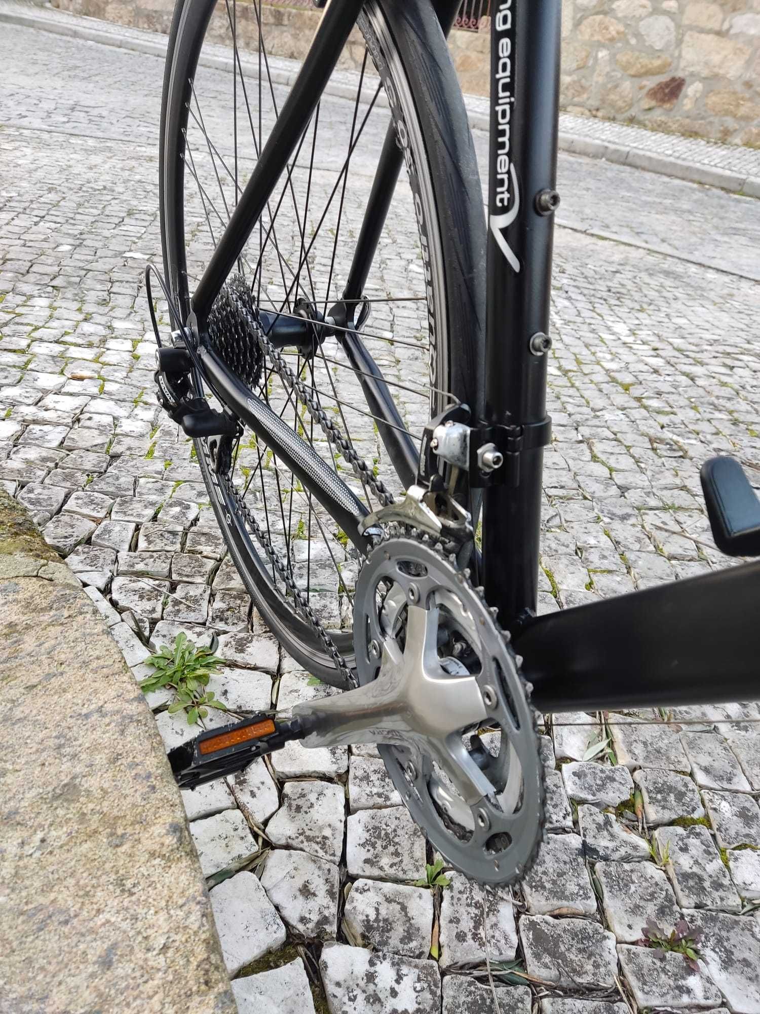 Bicicleta de estrada como nova