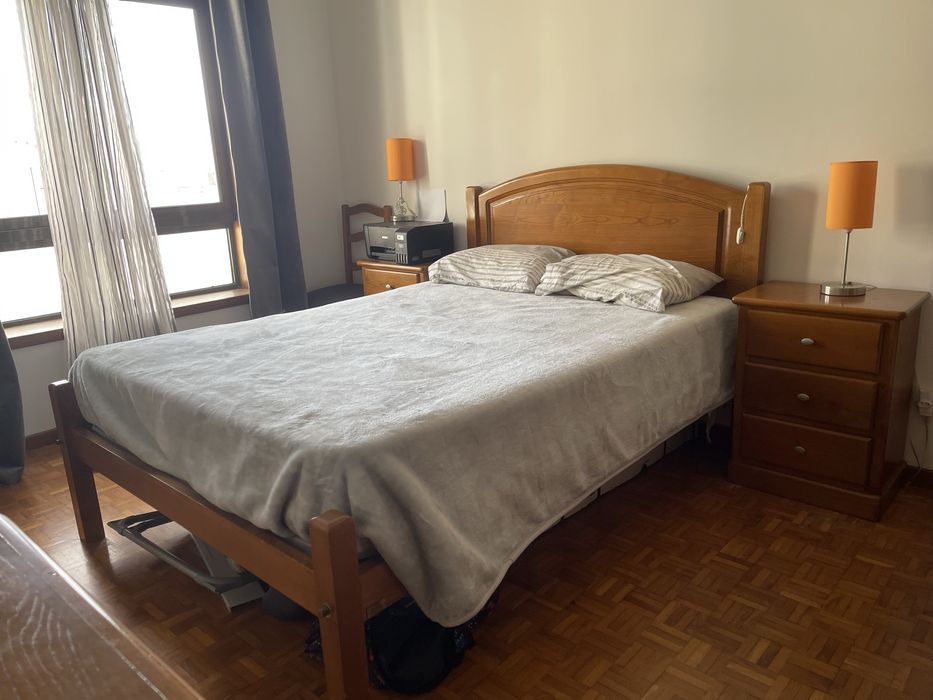Vendo estrutura cama + colchao + 2 mesas de cabeceira + comoda