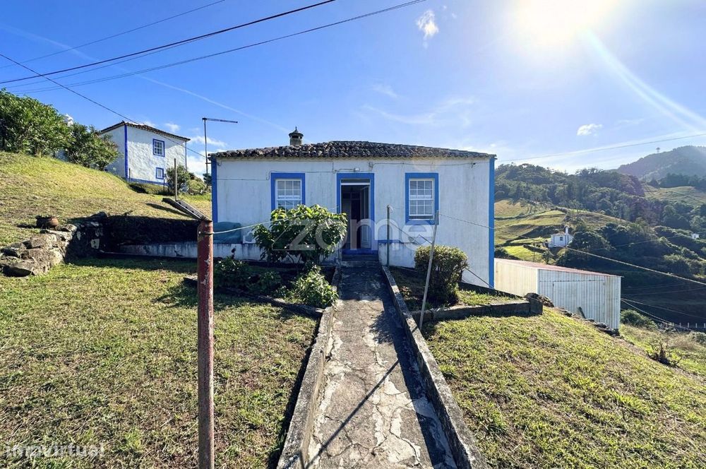 Moradia T2 típica mariense com terreno rústico e vista panorâmica