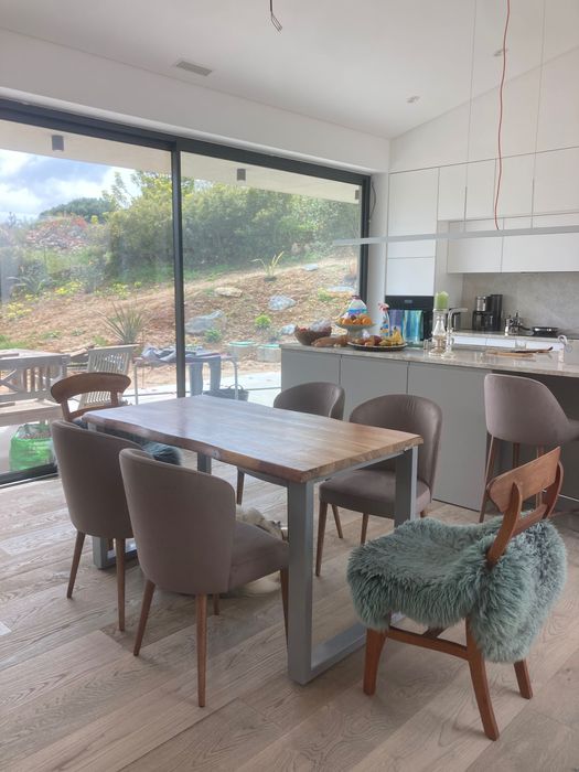Mesa de jantar em madeira maciça de acácia