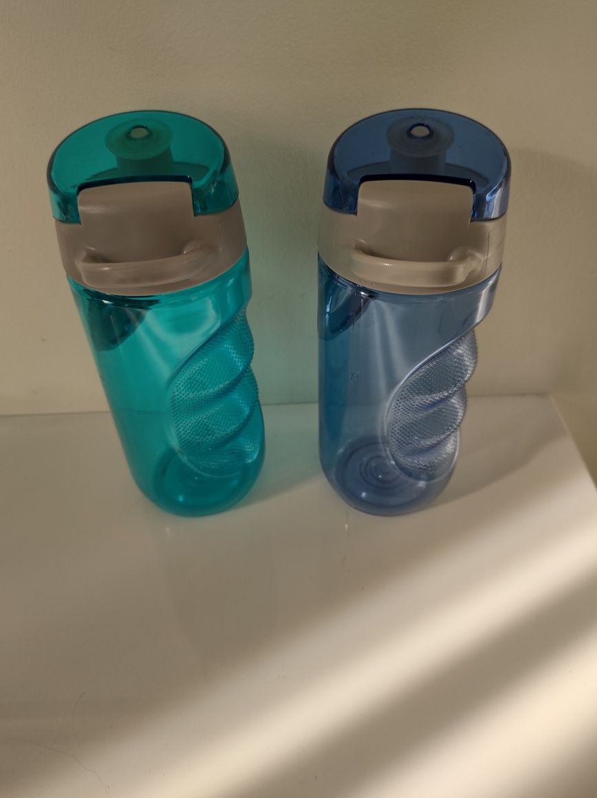 Dwie niebieskie butelki na zatrzask z uchwytem