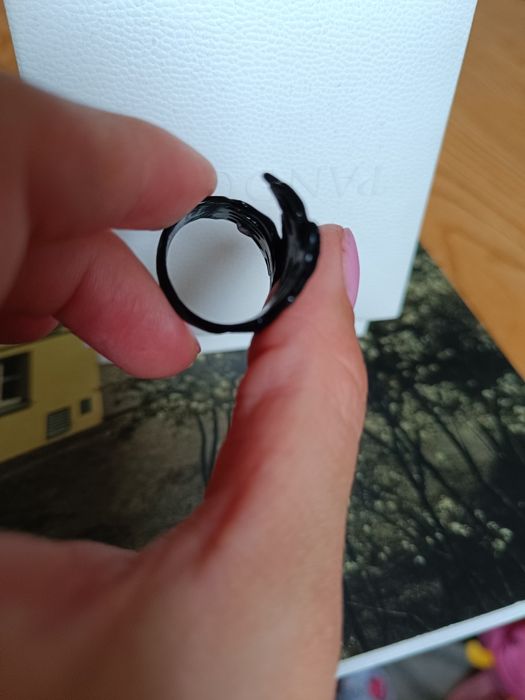 Pierścionek regulowany na Halloween obrączka ręka kościotrupa czaszki