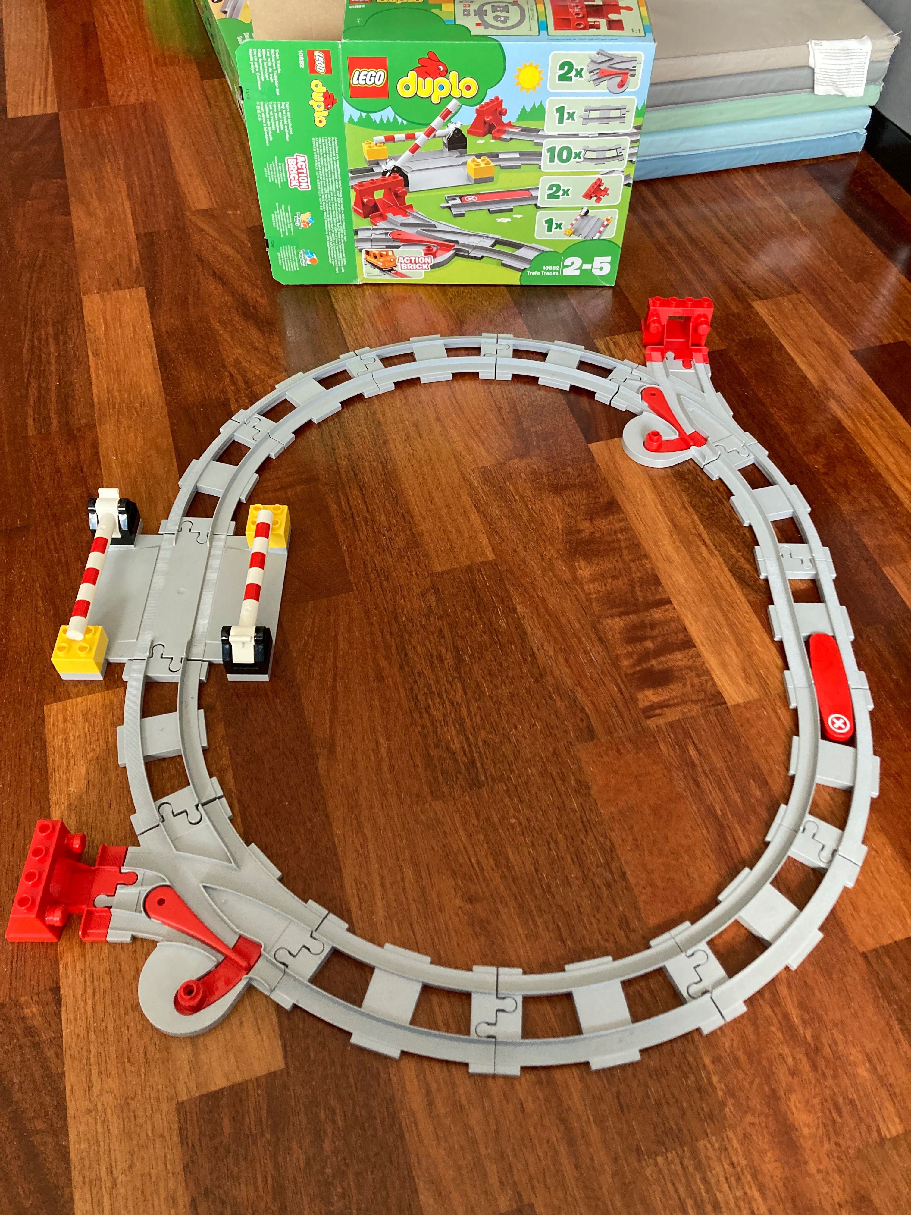 Klocki LEGO DUPLO Pociąg towarowy 10875 + tory 10882 + wiadukt 10872