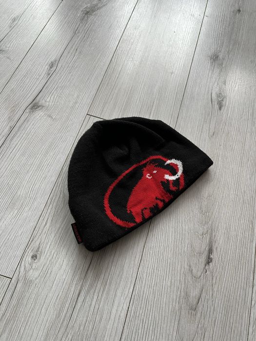 Чорна шапка Mammut Tweak Beanie Vintage с червоним логотипом мамонта