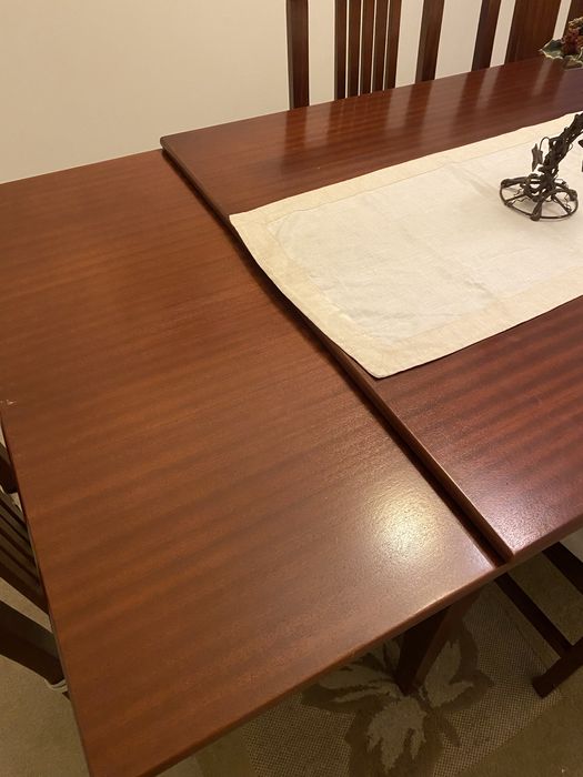 Mesa extensivel em mogno e seis cadeiras