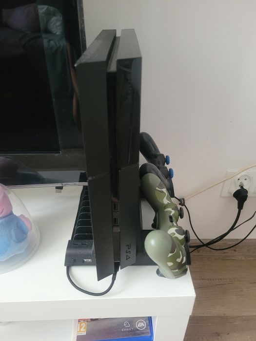 Konsola Playstation 4, 2 pady, gry, dysk 2 TB