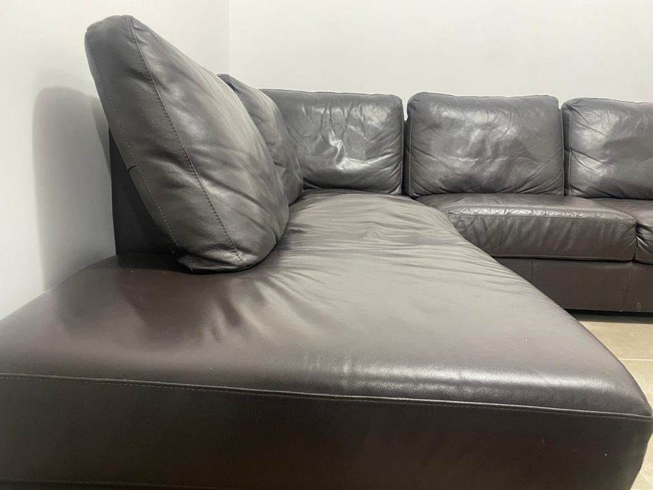 Sofá Chaise Long Eritz em Pele Preta – Confortável e em Bom Estado