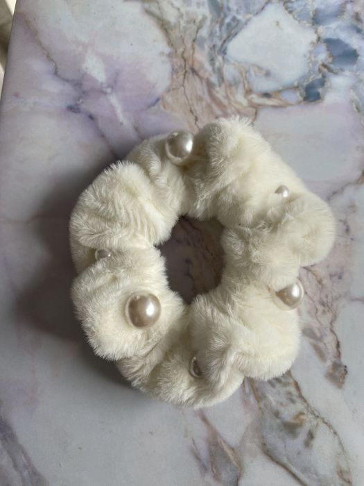 Kremowa gumka do włosów ze sztucznego futra z perełkami