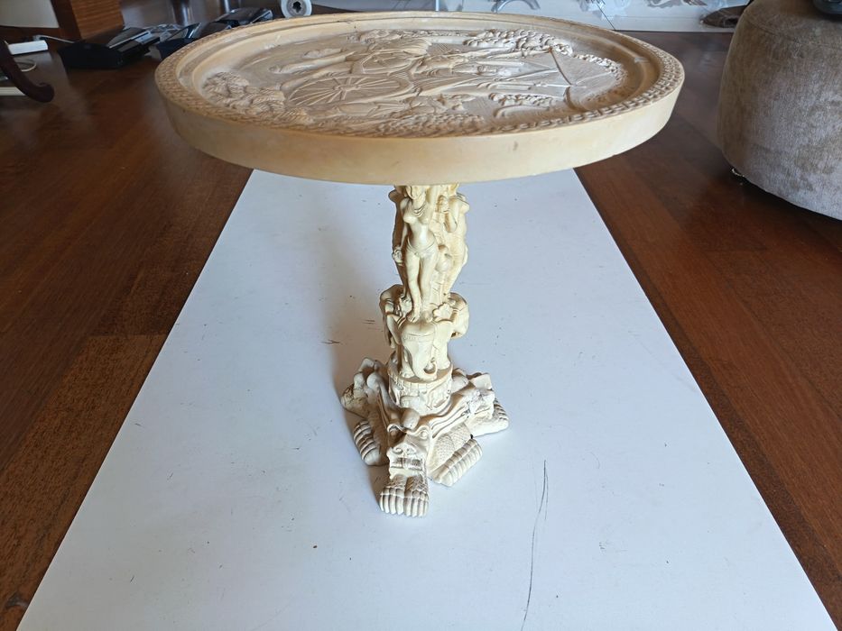 Stolik Rzeżbiony ALABASTER