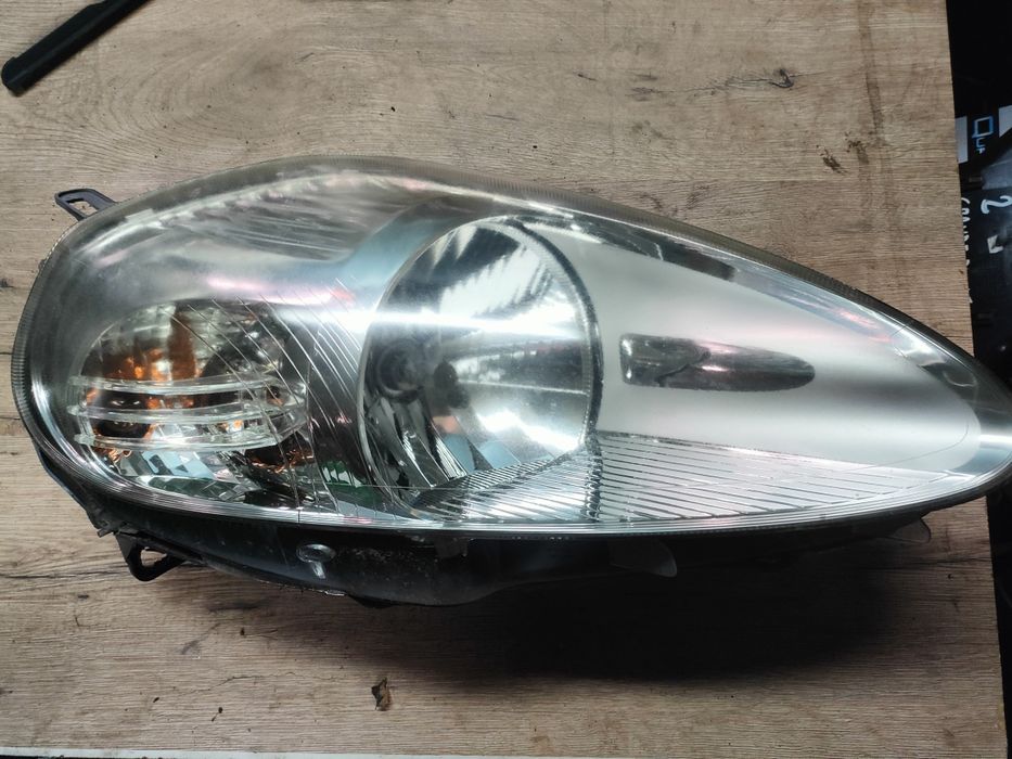 Fiat Grande Punto reflektor lampa prawa przód