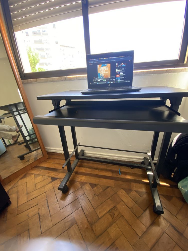 Mesa preta com rodas para computador