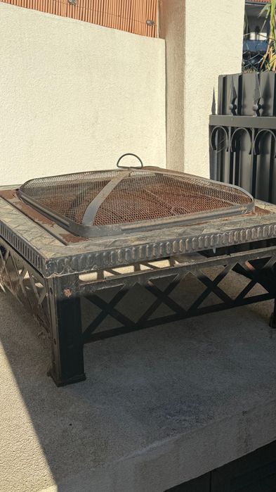 grelha de exterior  para churrascos ou fogueiras no jardim.