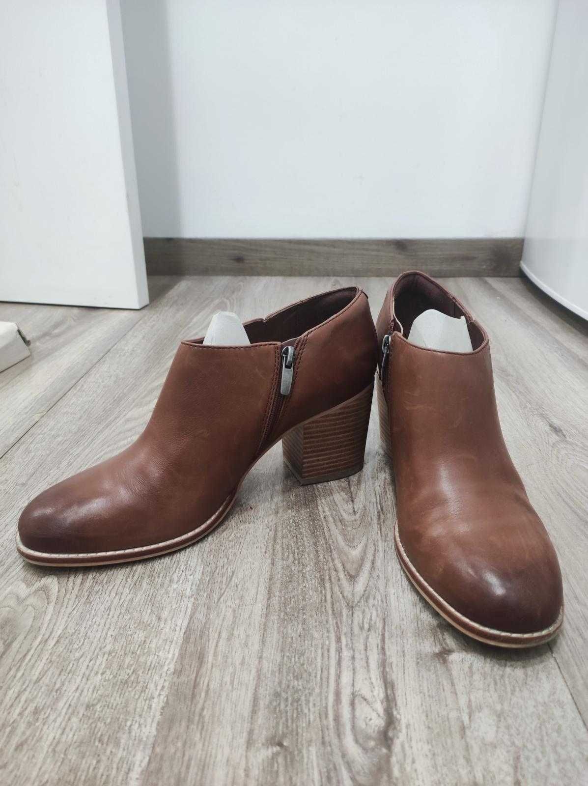 Botins castanhos Clarks