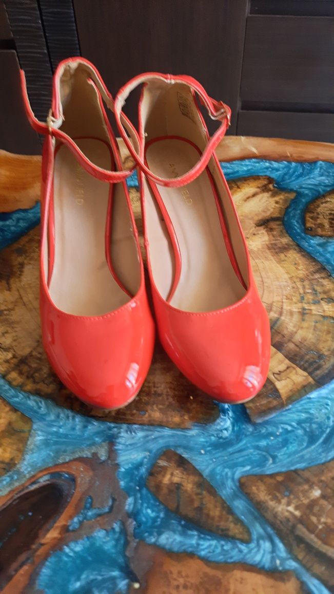 Czerwone buty firmy ANNA FIELD