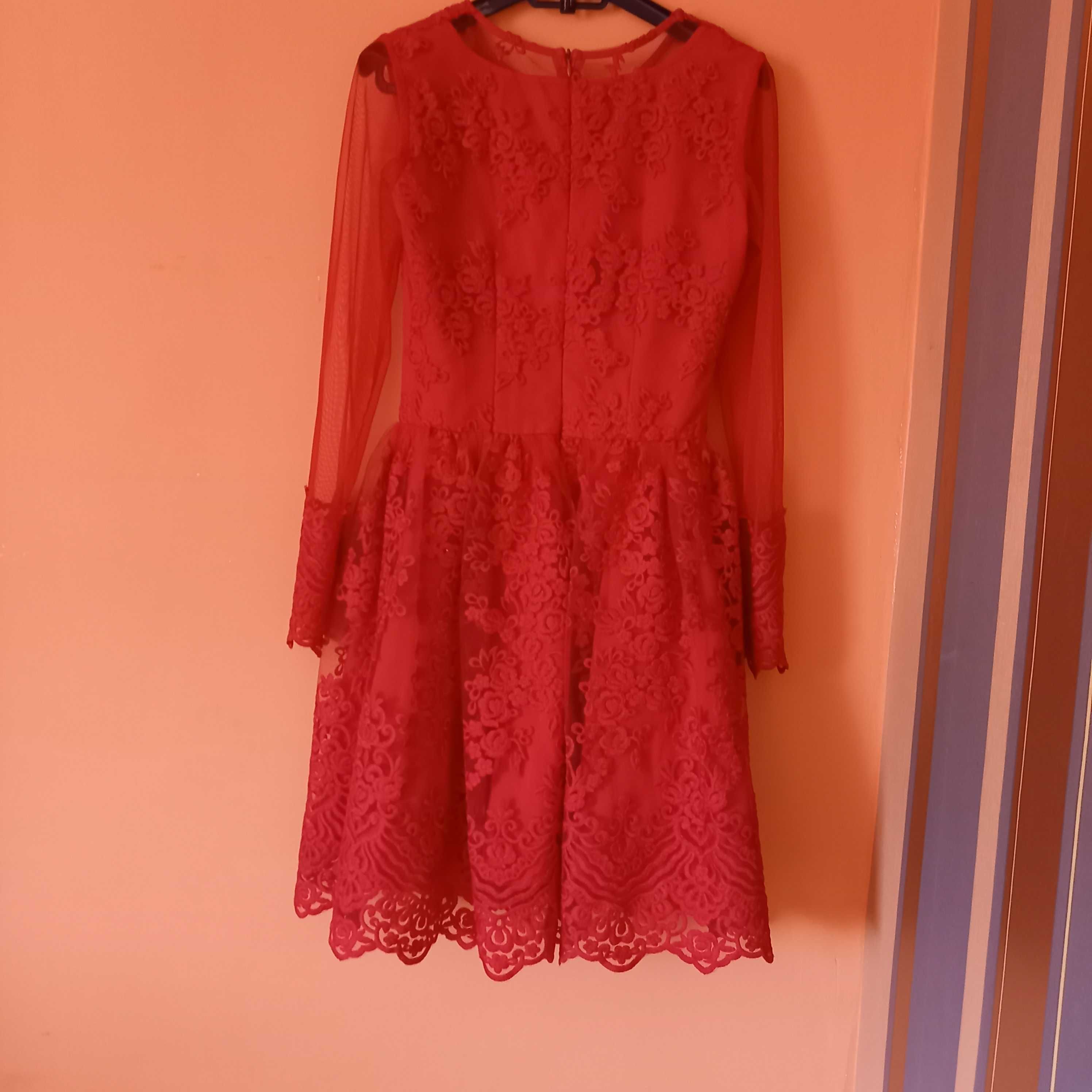 czerwona koronkowa sukienka S