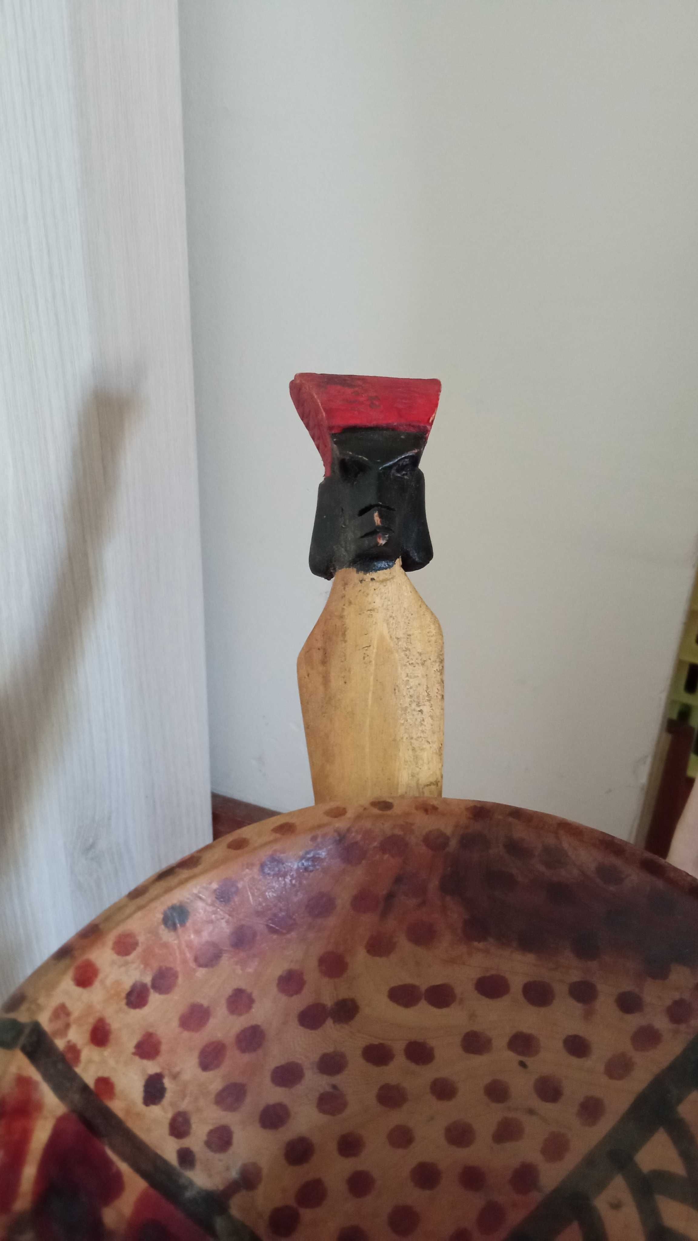 Arte africana tripé e taça