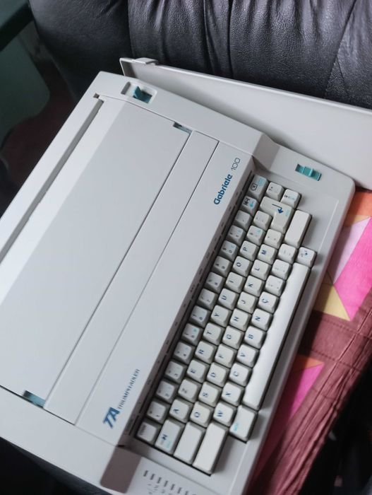 Máquina de escrever elétrica Triumph-Adler Gabriele 100