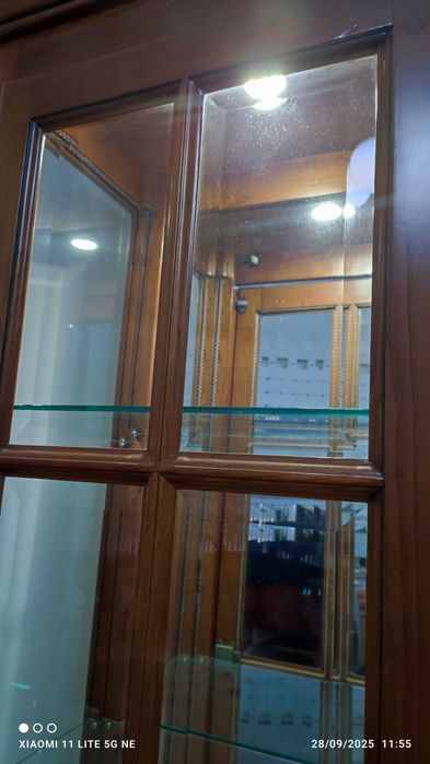 Estante vitrine em madeira maciça em ótimo estado