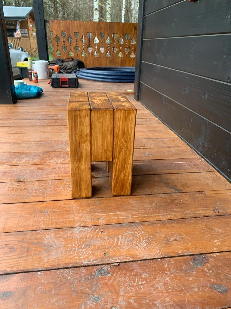 Taboret z suchego drewna świerkowego