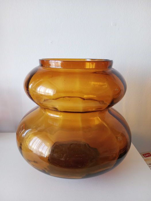 Jarra em vidro tom âmbar para flores.