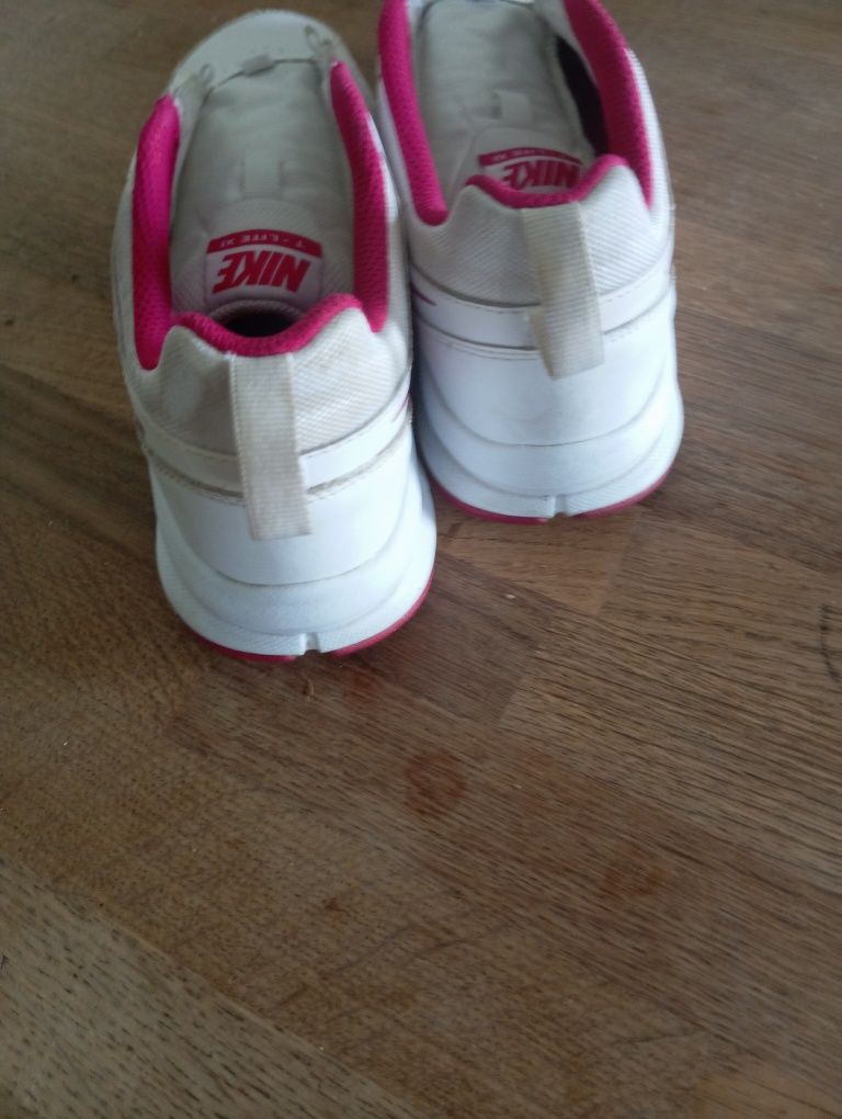 Tênis Nike T-LITE 38,5 H/M (novos)