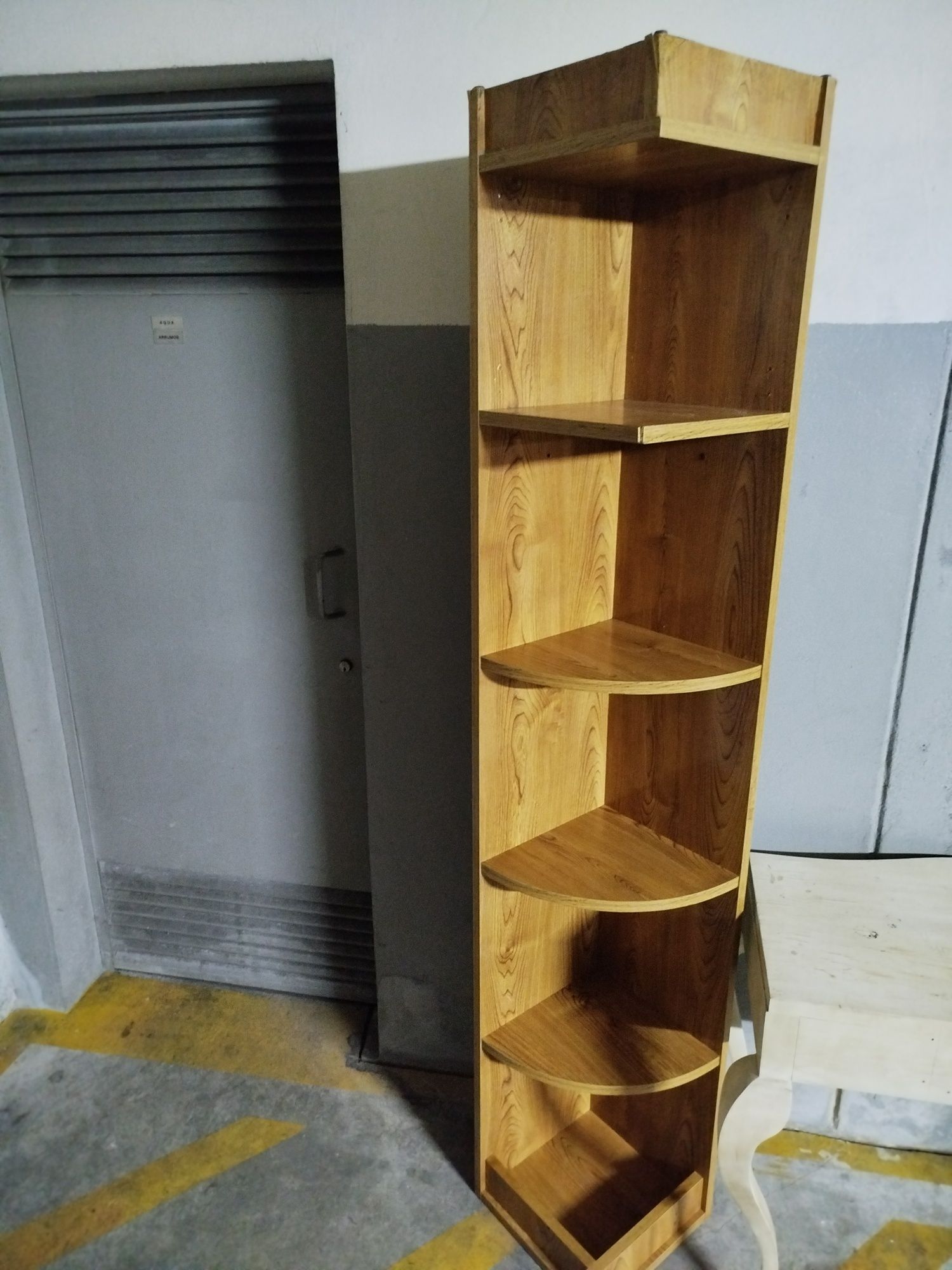 Estante com prateleiras, portas e coluna de prateleiras