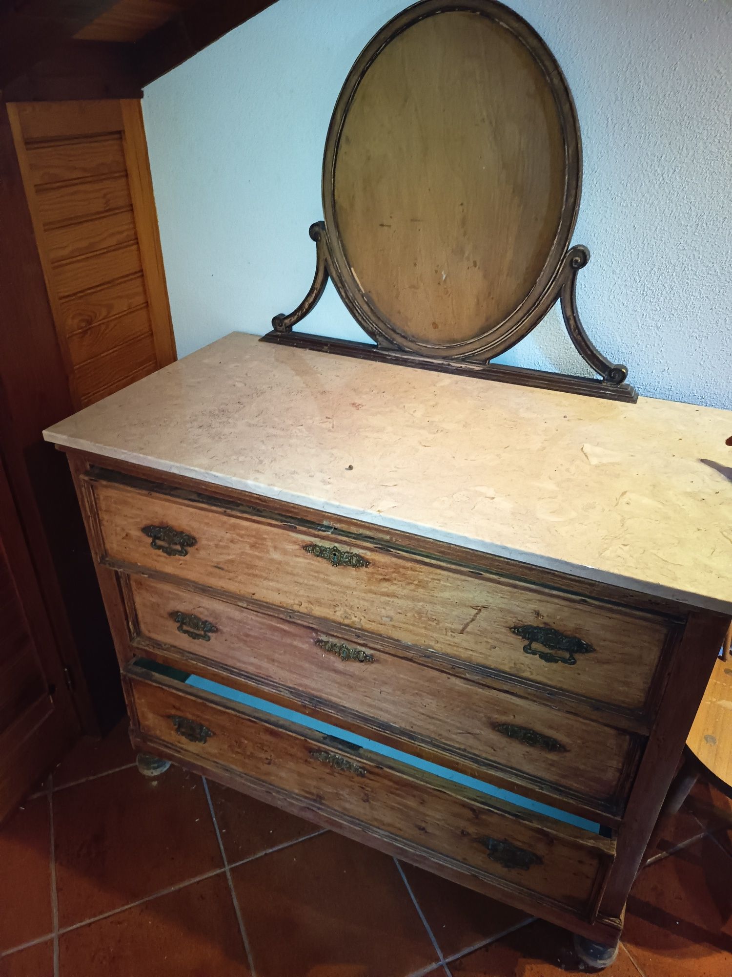 Cómoda antiga com tampo mármore