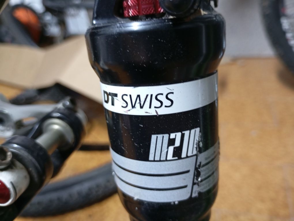Suspensão traseira BTT DT Swiss M210  165 x 37,5mm Air / com bloqueio