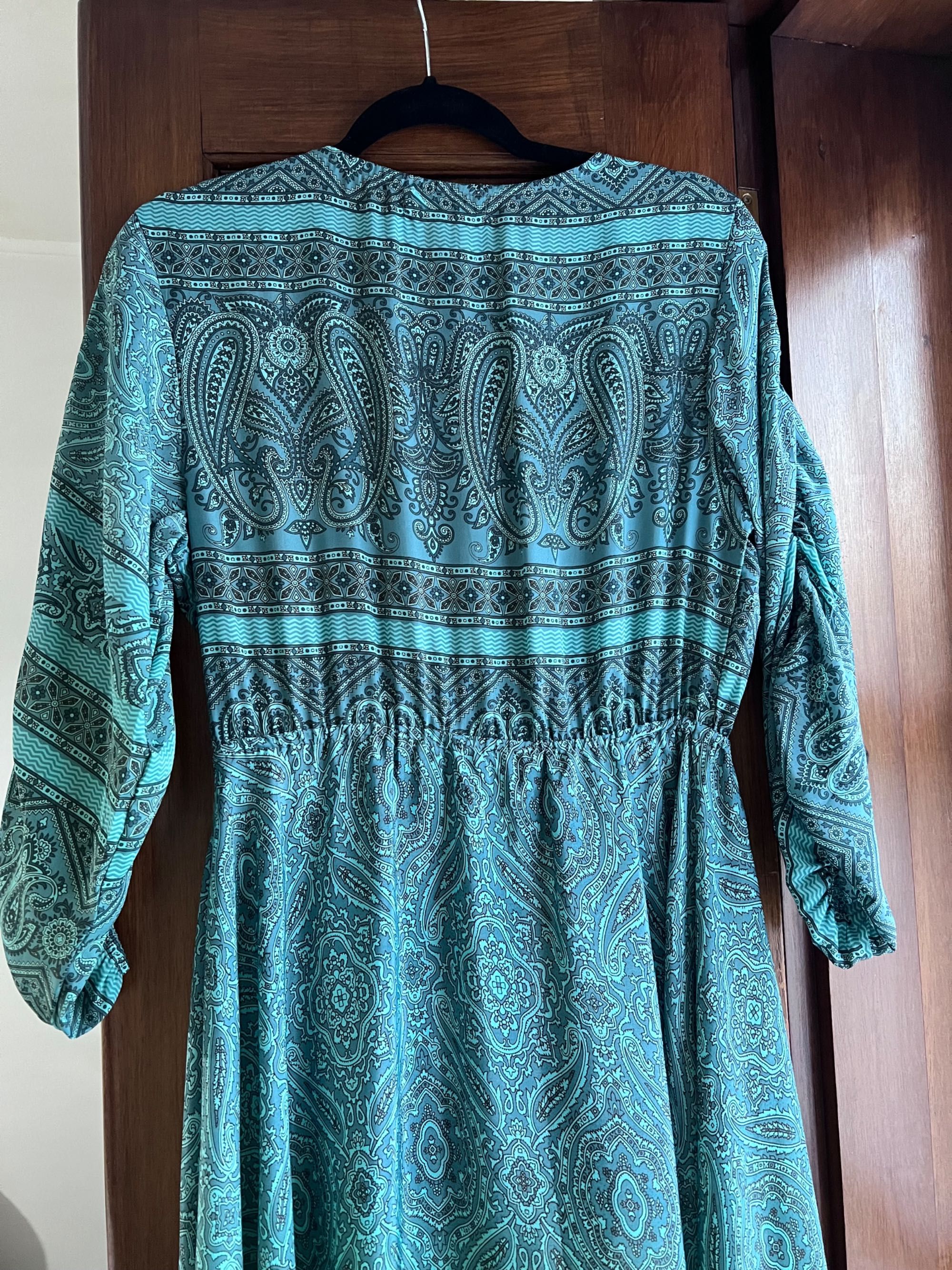 Vestido comprido assimétrico tipo seda azul