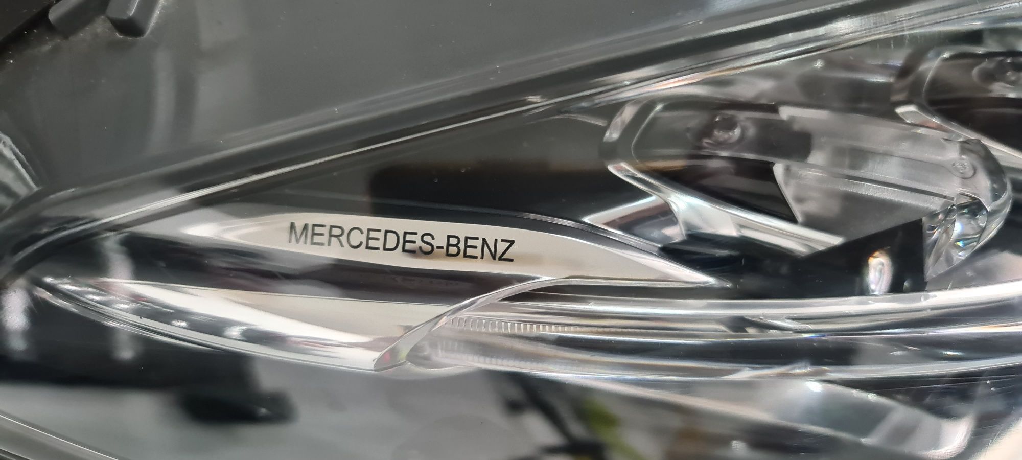 Otica esquerda Mercedes-Benz