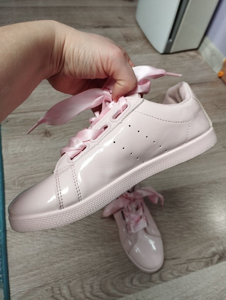 Buty/trampki różowe lakierowane