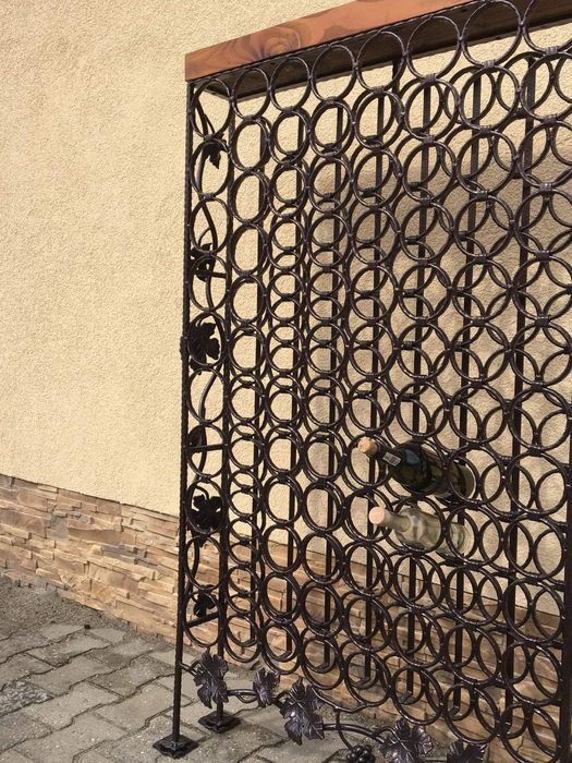 Duży stojak metalowy kuty na wino kolor miedź antyczna 95 but.wina