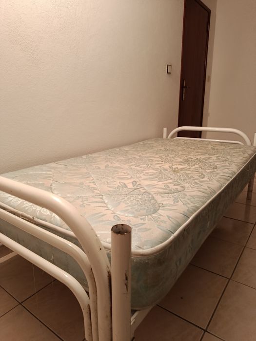 Cama de ferro com colchão