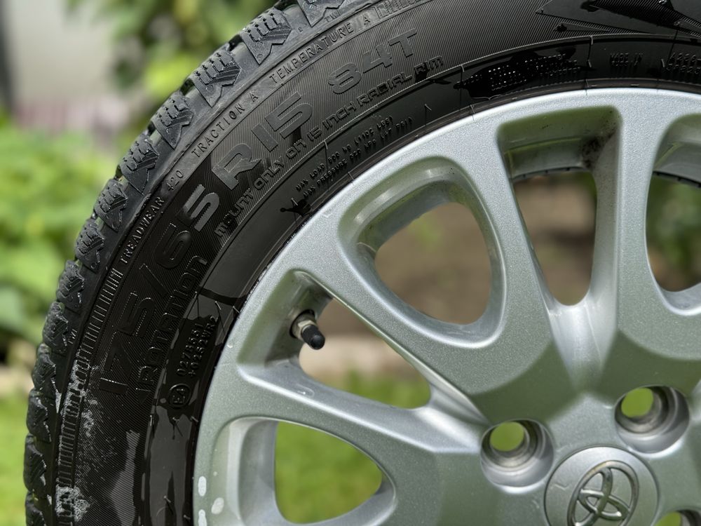 Felgi Yaris. 15”, czyjniki ciśnienia, opony zimowe Nokian.