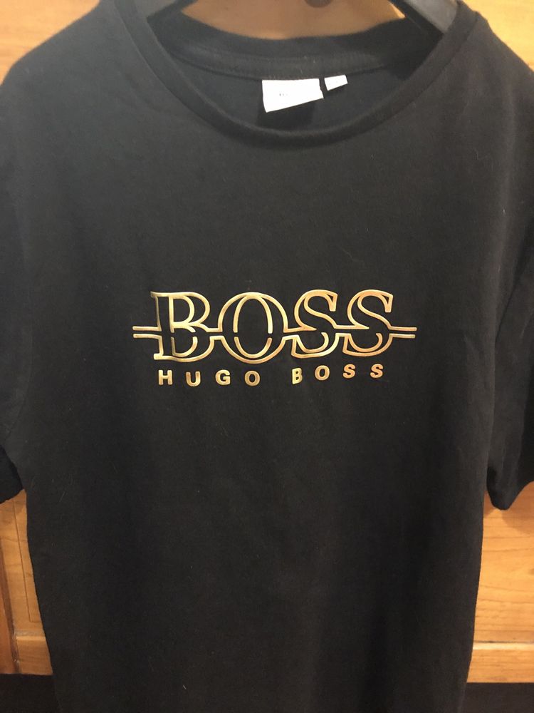 T-shirt marca Boss preta com letras douradas tamanho 10