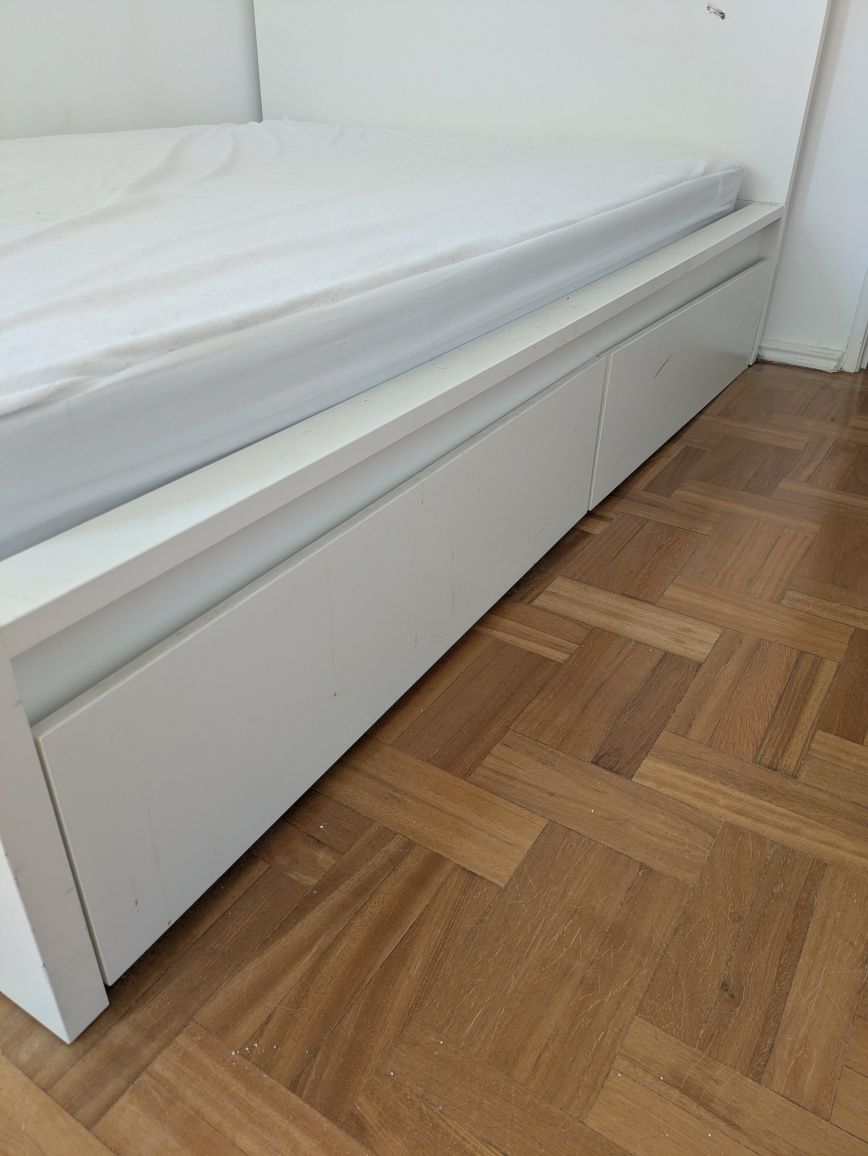 Cama 200x140 + estrado e gavetões