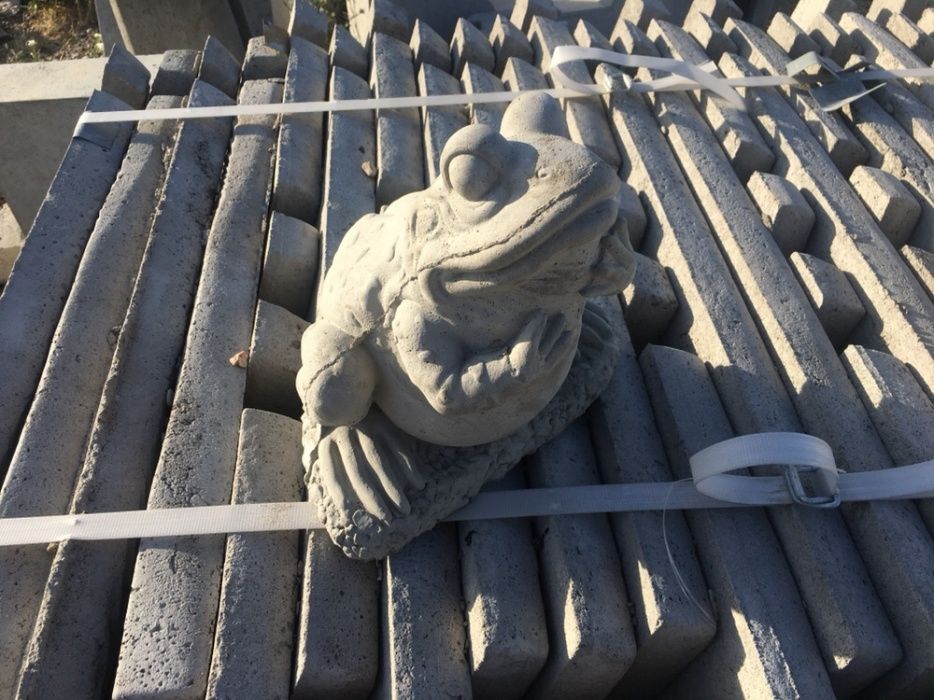 Żaba betonowa, figurka
