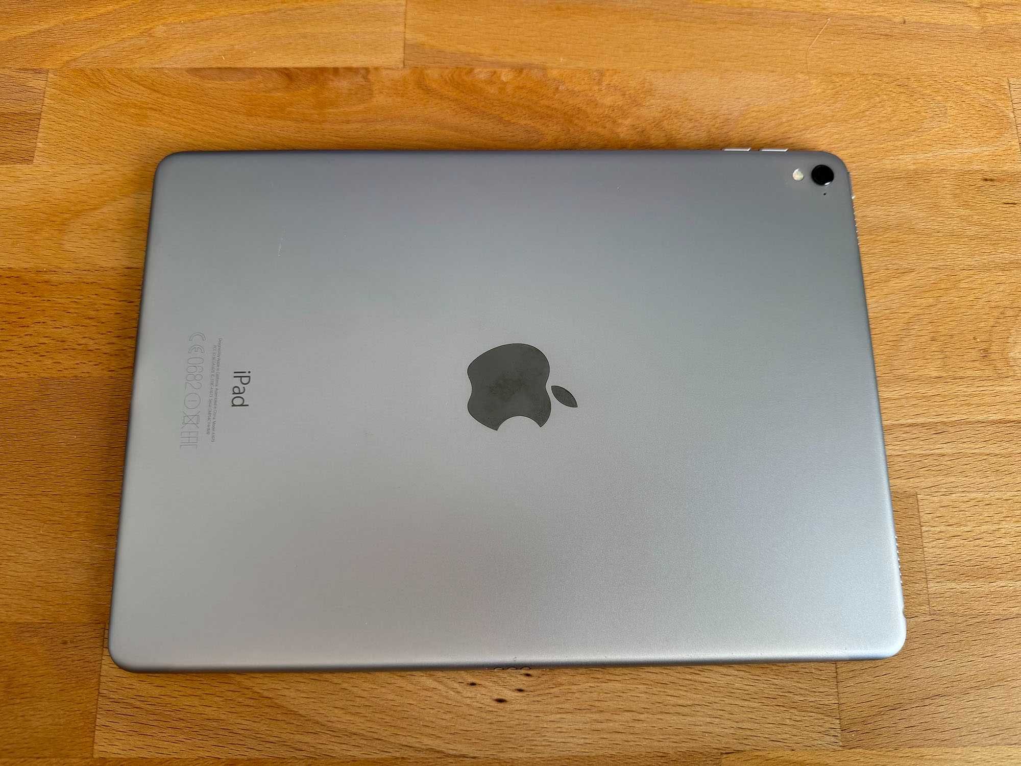 iPad 9.7 (2016) Wi-Fi 32GB + Capa Stand + Carregador Original