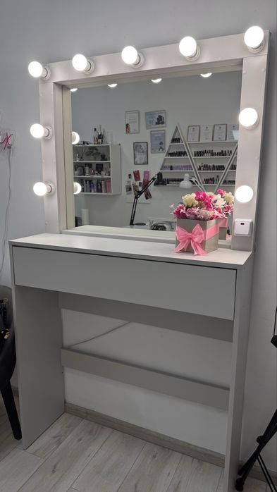 Дзеркало для бровіста, візажиста