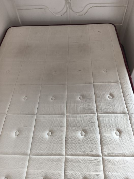 Cama casal completa em ferro. Colchão e estrado
